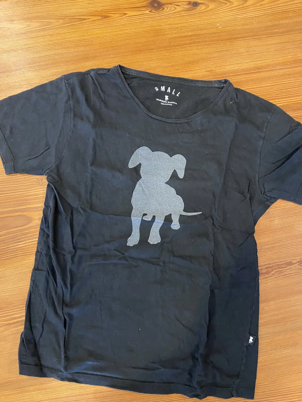 Remera negra de algodón con estampado de perro en el frente. Talle small. Ideal para un look casual y cómodo.