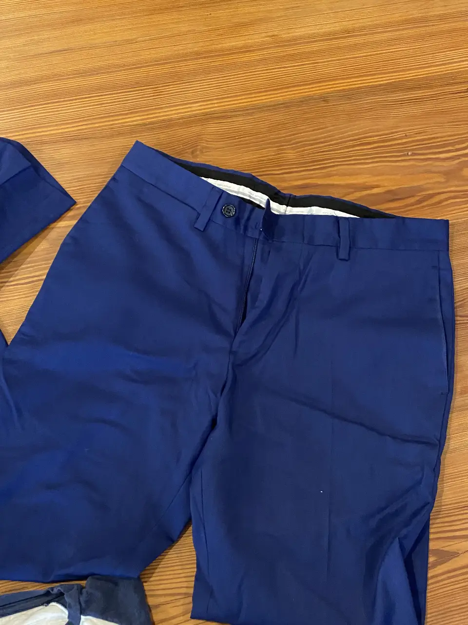 Pantalón sastrero azul, ideal para un look formal o de trabajo. Confeccionado con tela de calidad, este pantalón ofrece un ajuste impecable y un estilo clásico. Perfecto para combinar con camisas o blazers.