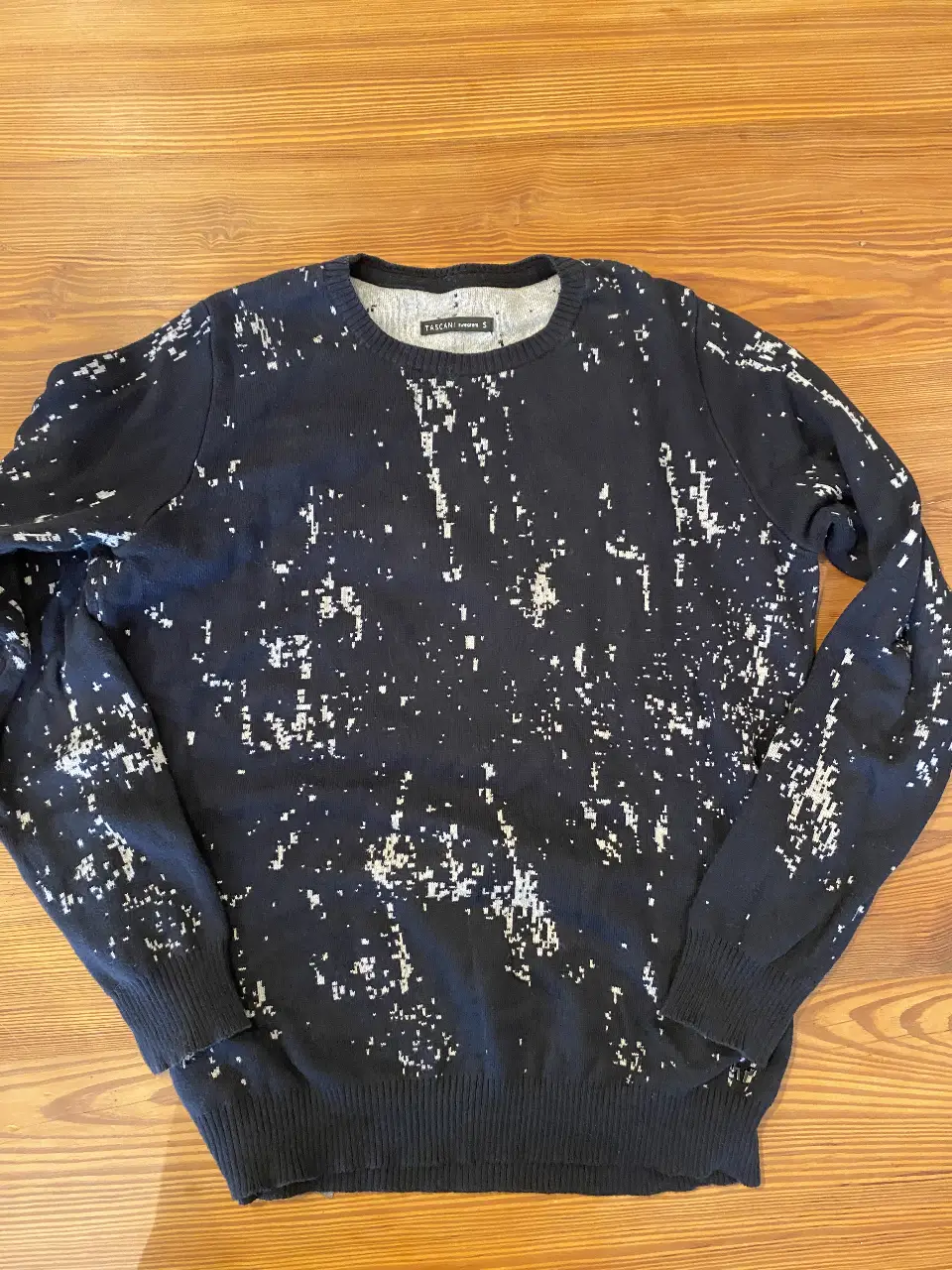 Sweater de hombre de color azul oscuro con estampado blanco. Cuello redondo y mangas largas. Ideal para un look casual y moderno.