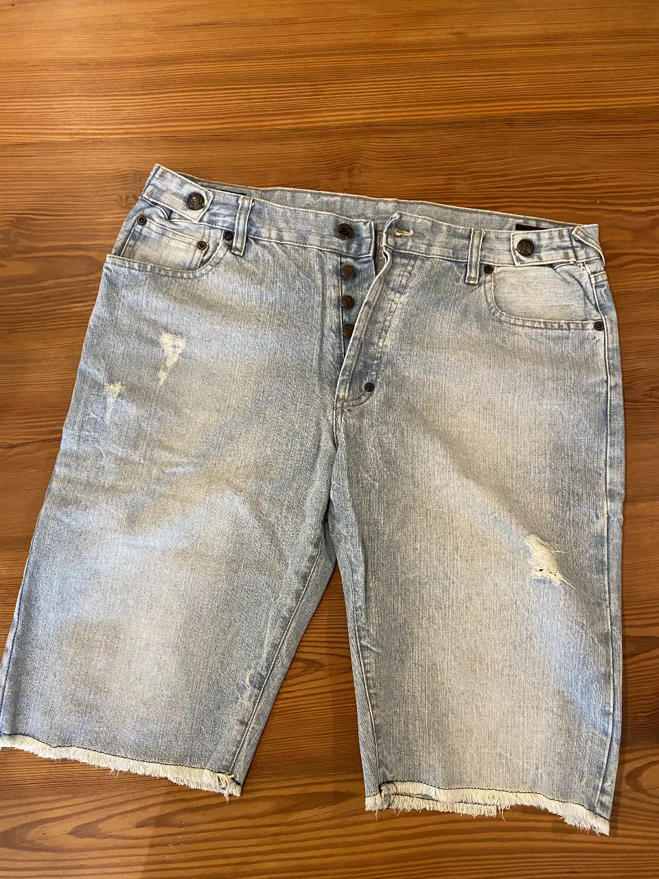 bernuda retro de jean azul claro con detalles rotos y corte desflecado. Talle 34, ideal para un look casual y moderno. Marca Bensimon.