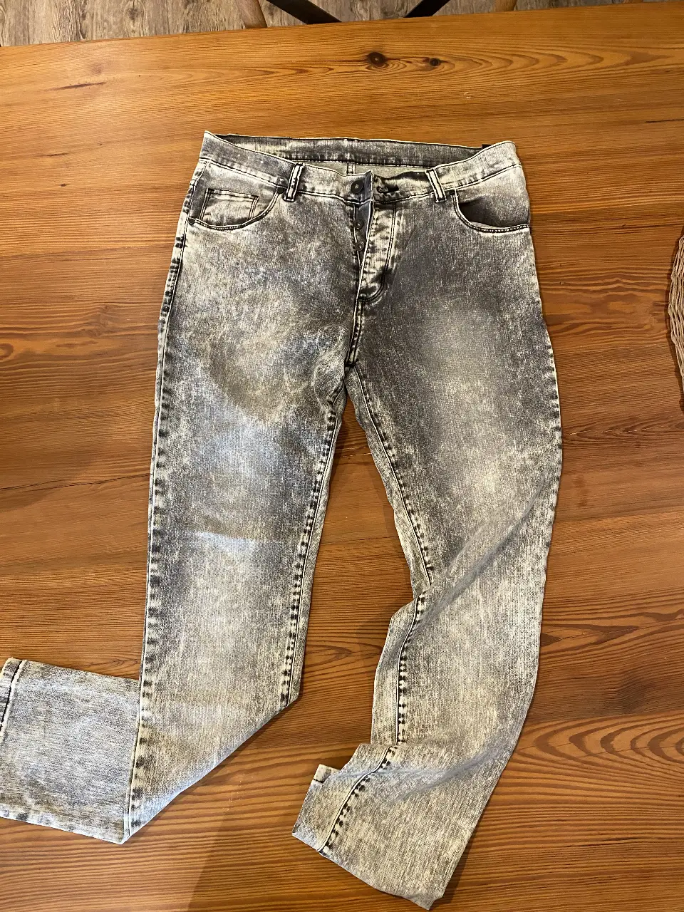 Jeans rectos de hombre, con un diseño gastado en color gris. Talle 34, de la marca Tascani. Ideal para un look casual y moderno.