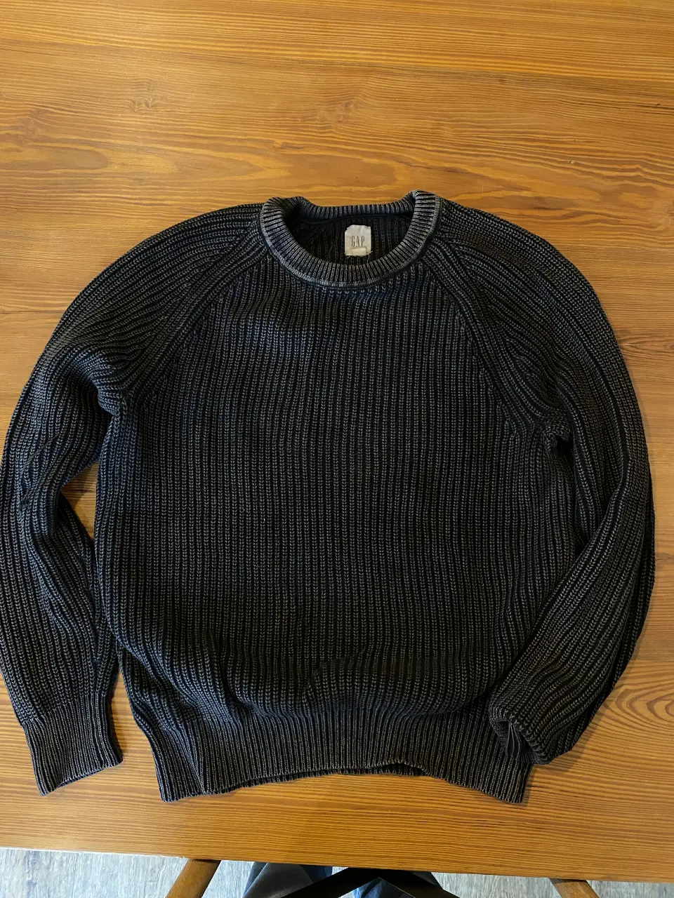 Sweater de hombre GAP, tejido de punto grueso, cuello redondo y mangas raglán. Ideal para un look casual y abrigado.

mirar ultima foto rotura