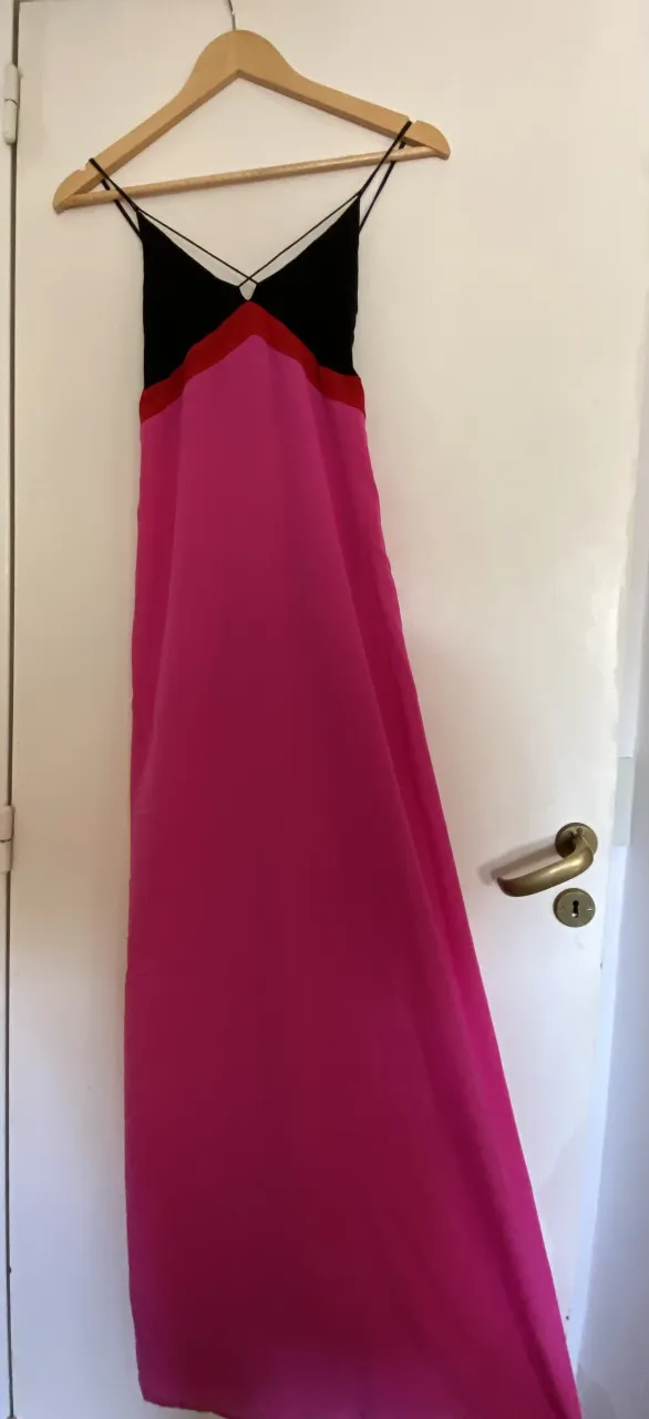 Vestido largo súper canchero, ideal para un evento. Tiene breteles finitos cruzados en la espalda y un corte con una abertura trasera. El diseño es tricolor con negro en el busto, un detalle en rojo y el resto en un vibrante fucsia.
Busto 86
Cintura 64
Cadera 90
