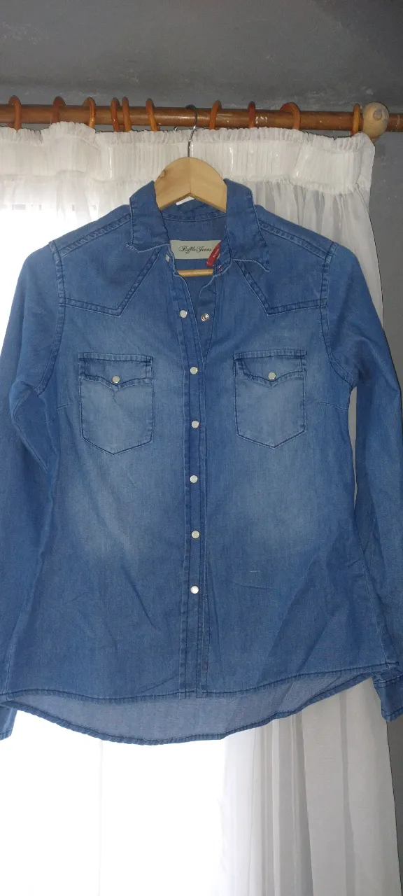 Camisa Denim Riffle Jeans - Estilo Western
¡Un básico que no te puede faltar! Esta camisa de jean de la marca Riffle tiene un corte entallado que queda increíble. El color es un azul denim clásico con desgastes naturales que le dan mucha personalidad. Ideal para usar cerrada o abierta con una remera abajo.
​Detalles del artículo:
​Jean liviano y suave al tacto.
​Estado: Usada. Tiene un detalle mínimo en la tela (ver última foto), casi imperceptible al uso, por lo demás está impecable.
​Diseño: Broches a presión metálicos (tipo perla), bolsillos con solapa y costuras reforzadas.
​Medidas (prenda plana):
📏 Sisa: [45 cm]
📏 Largo: [68 cm]