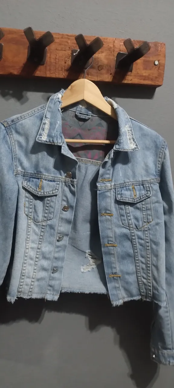 ​Campera de jean liviana y rígida, talle M, estilo corto (cropped). Es usada pero está en muy buenas condiciones.
​Puntos destacados:
​Estilo Atemporal: Diseño clásico de jean con un toque moderno en el largo.
​Detalles Únicos: Presenta roturas, desgastes y cuello deshilachado (originales del modelo) que le dan mucha onda.
​Calce Perfecto: Al ser de jean rígido, mantiene su forma.
​Versatilidad: Combínala con jeans de tiro alto o polleras.
​Medidas claves:
📏 Ancho (axila a axila): 52 cm
📏 Largo: 56 cm