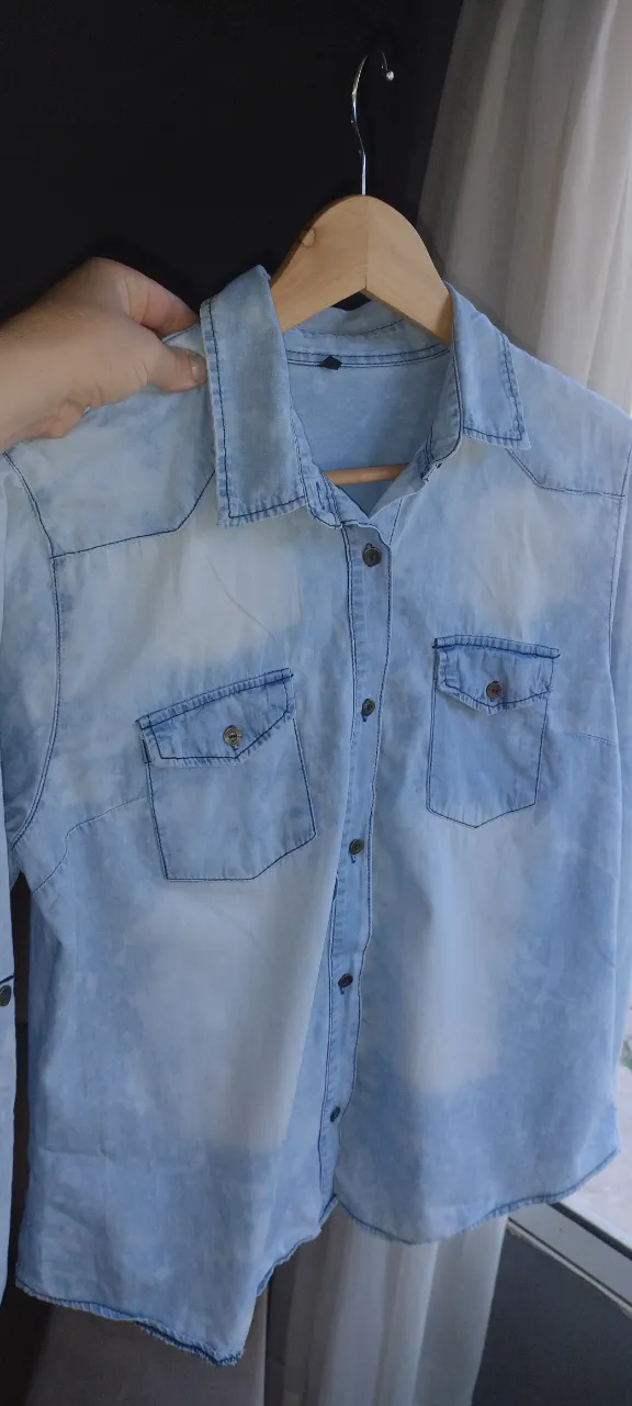 Camisa de jean celeste claro gastado, talle XL. Una prenda liviana y versátil, ideal para armar cualquier look casual. Usada pero en buenas condiciones.
​Puntos clave:
​Talle XL.
​Jean liviano celeste gastado.
​Bolsillos funcionales.
​Botones oscuros.
​Medidas exactas:
📏 Sisa: 52 cm
📏 Largo: 66 cm