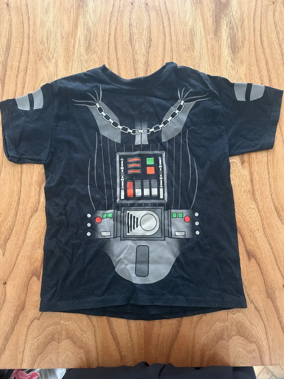 Remera de manga corta para niño con diseño de Darth Vader. Ideal para los fanáticos de Star Wars. Confeccionada en algodón suave y resistente, perfecta para el uso diario.