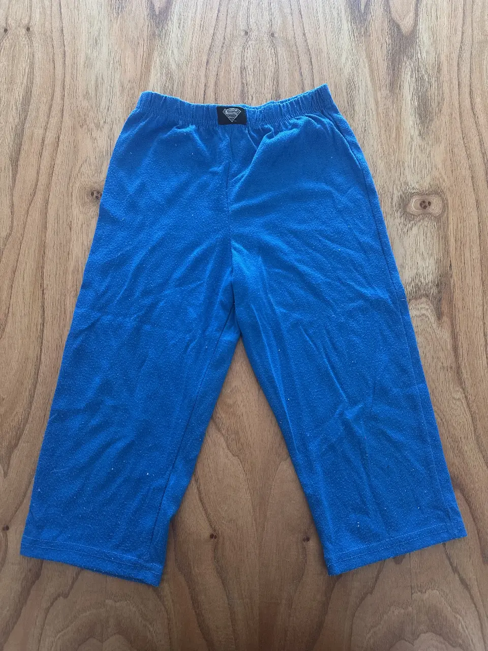 Pantalón de niño azul, ideal para estar cómodo en casa o para jugar. Con el logo de Superman en la cintura.