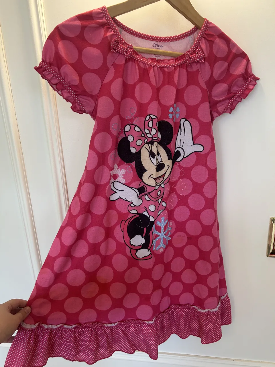 TENGO DOS IGUALES, el otro está en otra publicación. Pijama rosa con estampa de lunares grandes y Minnie Mouse. Tiene volados en el ruedo y en las mangas. Este tiene una pequeña mancha como se indica en la última foto.