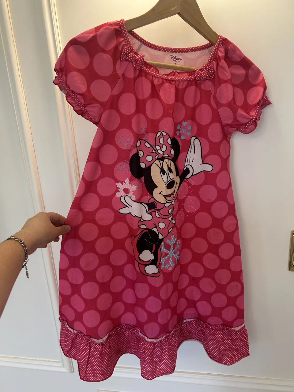 HAY DOS IGUALES (publicación diferente para el otro).  Pijama rosa con estampa de lunares grandes y Minnie Mouse. Tiene volados en el ruedo y en las mangas.