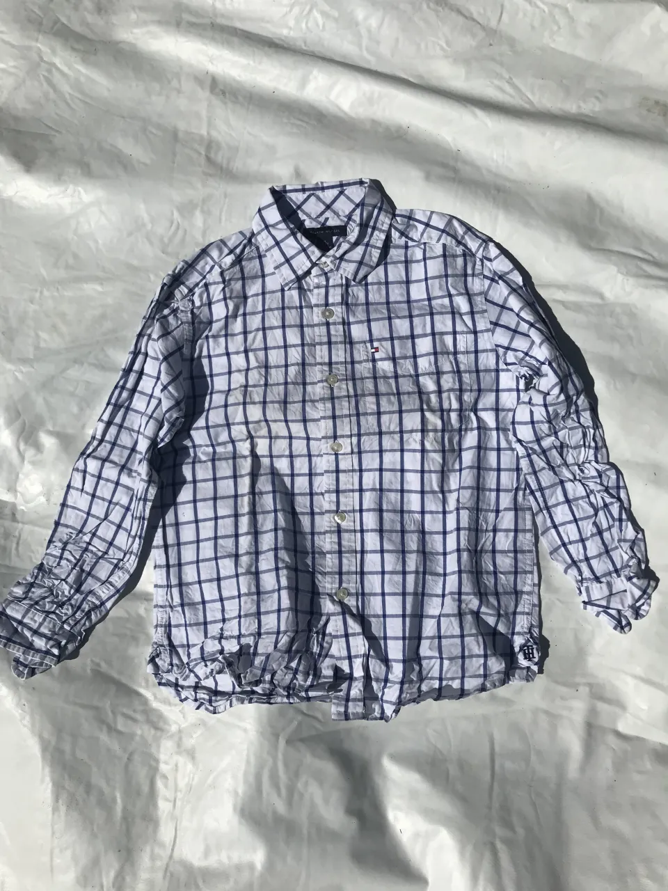 Camisa a cuadros de manga larga con botones al frente. Cuello camisero. Puños con detalle fruncido.