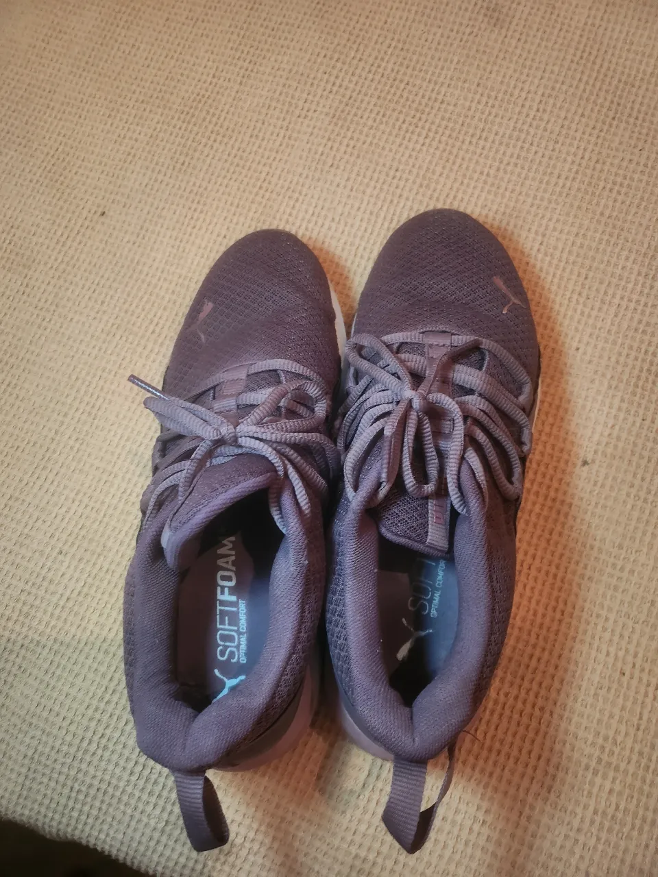 Zapatillas deportivas color gris con cordones y detalles en blanco. Marca Puma.