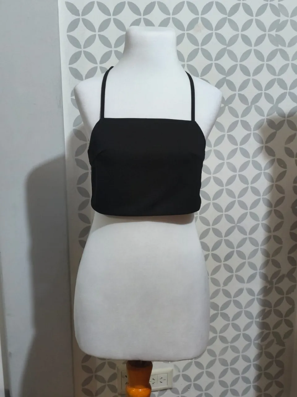 Top negro con tiras finas y espalda cruzada con lazo. Ideal para un look canchero y moderno.