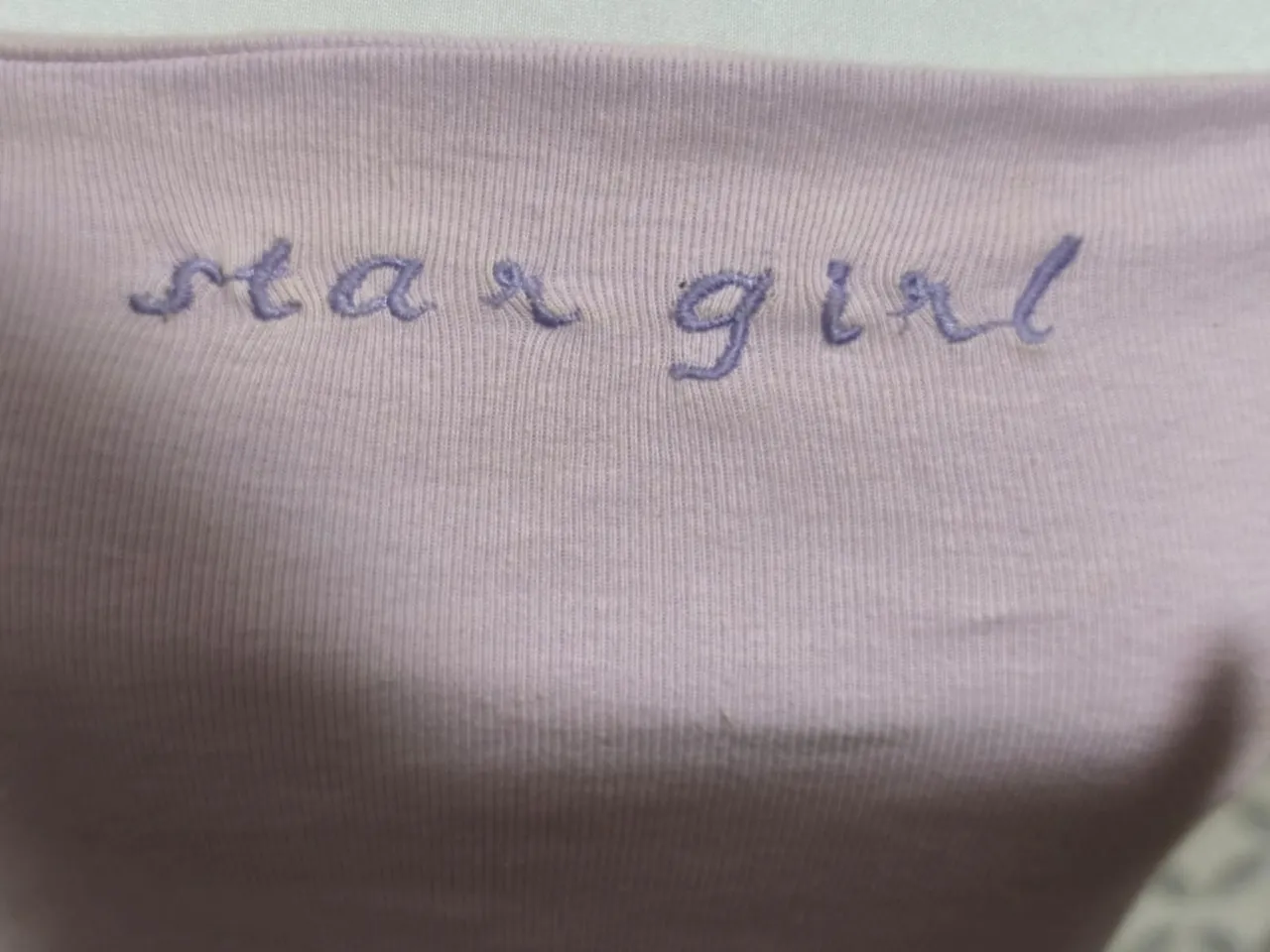 Top strapless súper canchero con bordado 'star girl'. Ideal para un look casual y divertido.