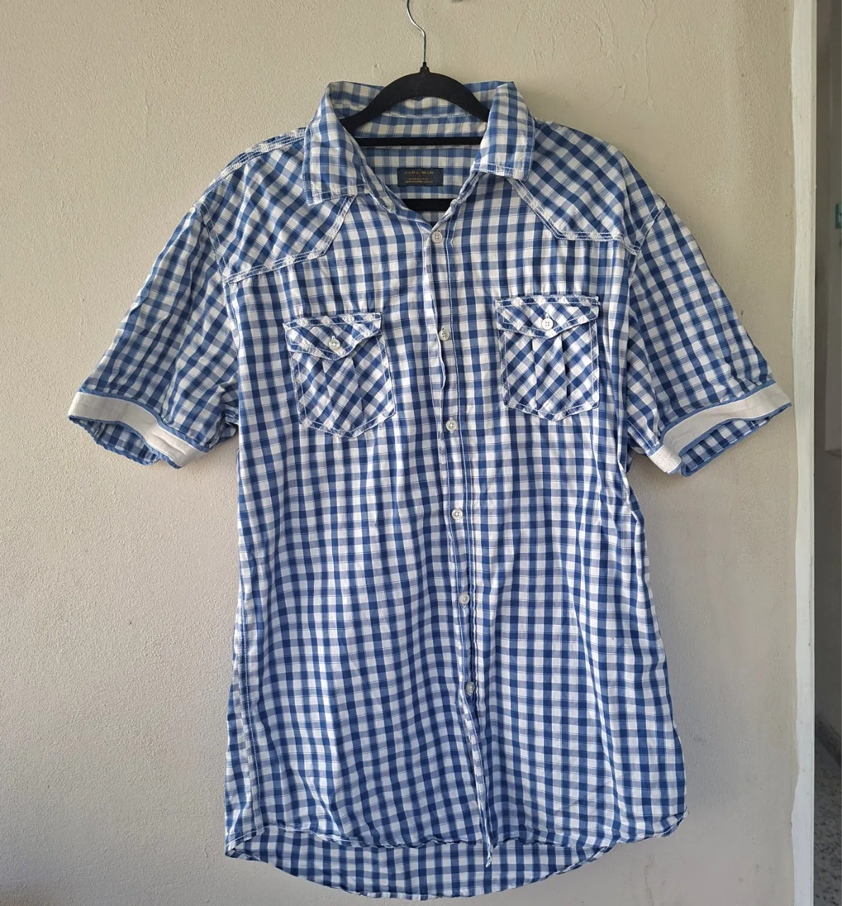Camisa a cuadros de manga corta, ideal para un look casual y fresco. Perfecta para el día a día o una salida informal.