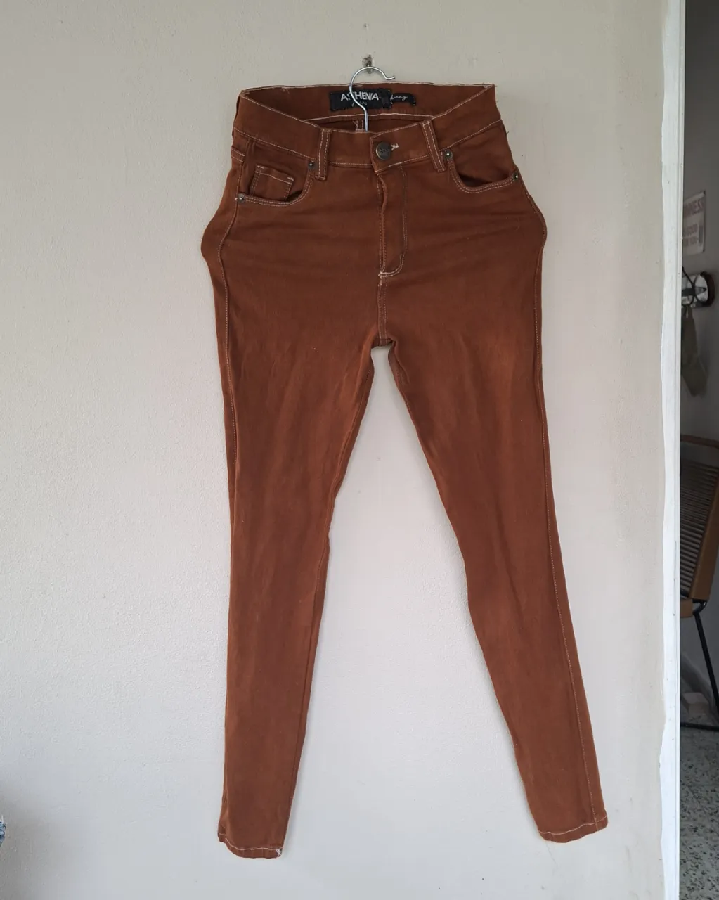 Jeans tiro alto color ladrillo con detalles de costuras al tono. Un básico súper canchero para armar looks modernos y cómodos. Ideales para el día a día. Super elastizado.