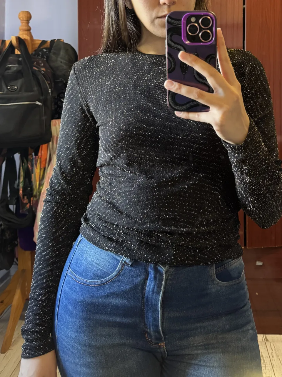 Remera negra manga larga con brillantes. Cuello redondo.