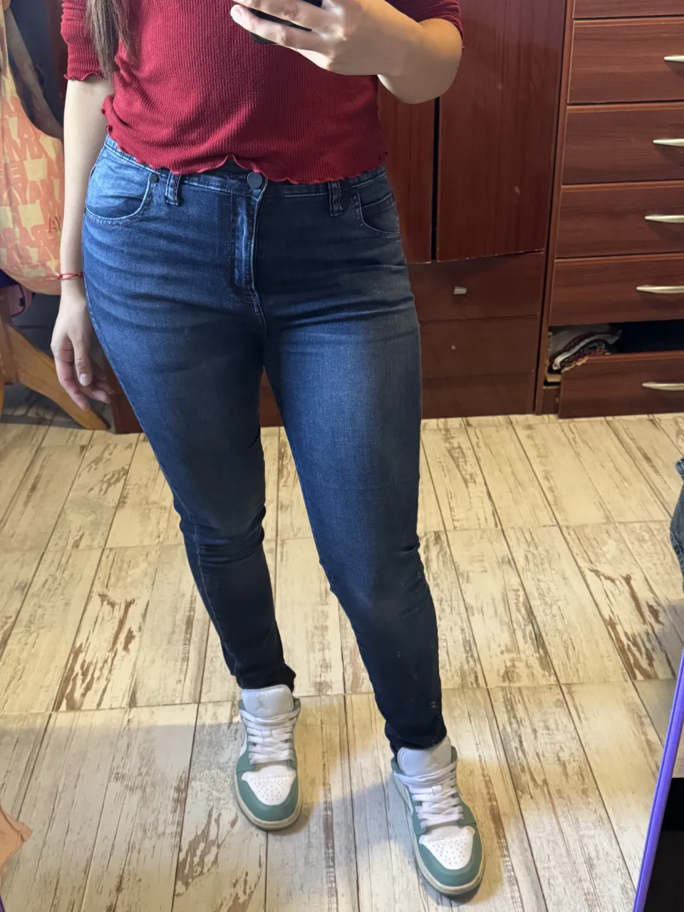 Jeans de tiro medio, color azul oscuro. 