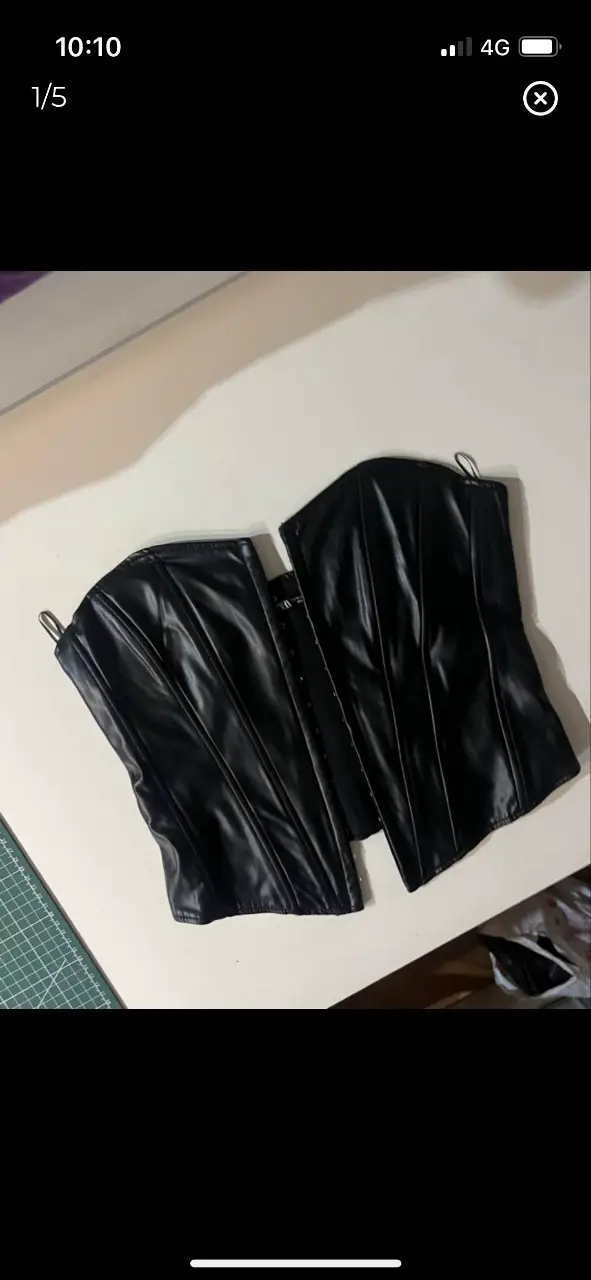 Corset negro de cuero sintético, con cierre frontal y detalles de costura. Ideal para looks de fiesta o salidas.