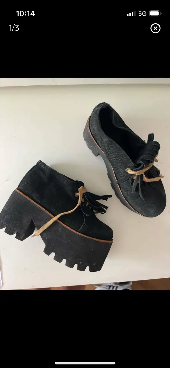 Botines plataforma negros con cordones y detalles en marrón. Estilo vintage y audaz, ideales para un look moderno y con personalidad. de la marca sofia de grecia