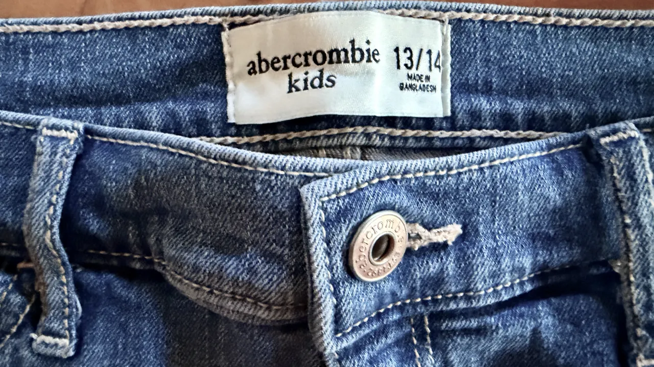 Pollera corta Abercrombie kids - imagen 3