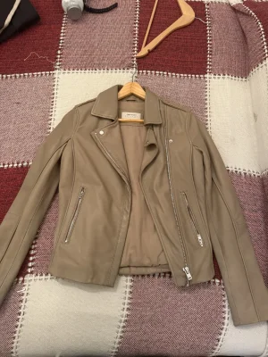 Zara Basic