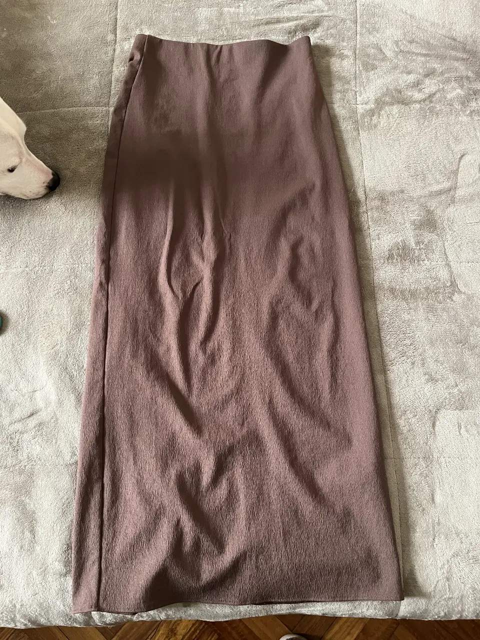 Pollera larga de color marrón, con abertura en la parte trasera. Ideal para un look elegante y sofisticado. tiro alto talle M 