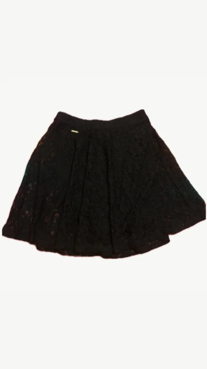 Pollera negra de encaje, con forro negro interno