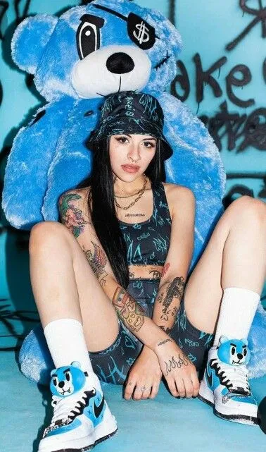 Conjunto deportivo de top y calza biker de la colaboración entre Cazzu y Big Sur. 