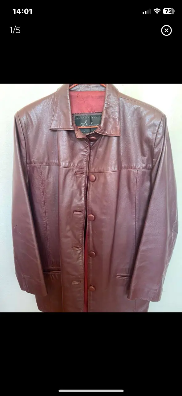 Campera de cuero marrón, estilo biker, con botones y cuello solapa. Ideal para un look elegante y a la vez canchero. Detalles de costura y forro interior.