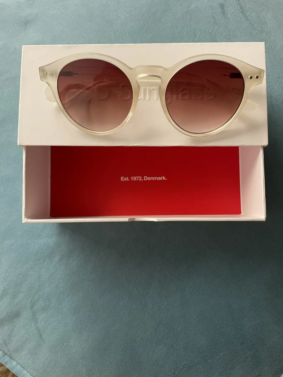 Lentes de sol súper cancheros, con un diseño moderno y marco transparente. Ideales para darle un toque cool a cualquier look. Vienen con su estuche y caja original.