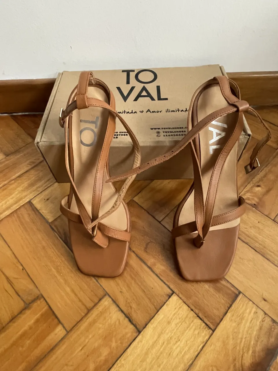 Sandalias de cuero color suela, con tiras finas y taco bajo. Perfectas para un look casual y elegante.

Me los puse una vez adentro de casa para probarlos por eso la suela no está nueva.
