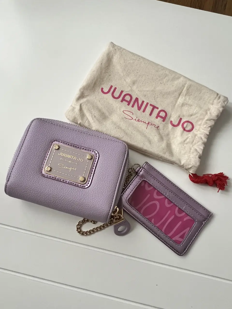 Cartera billetera y tarjetero Juanita Jo color lila. Incluye cadena dorada y bolsa de tela con el logo de la marca.