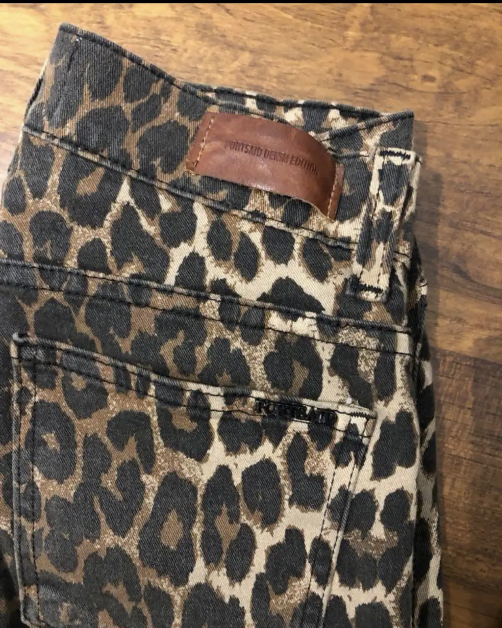 Jeans de mujer elastizado con estampa animal print. Corte recto angosto, tiro alto. excelente calce. talle 38/42