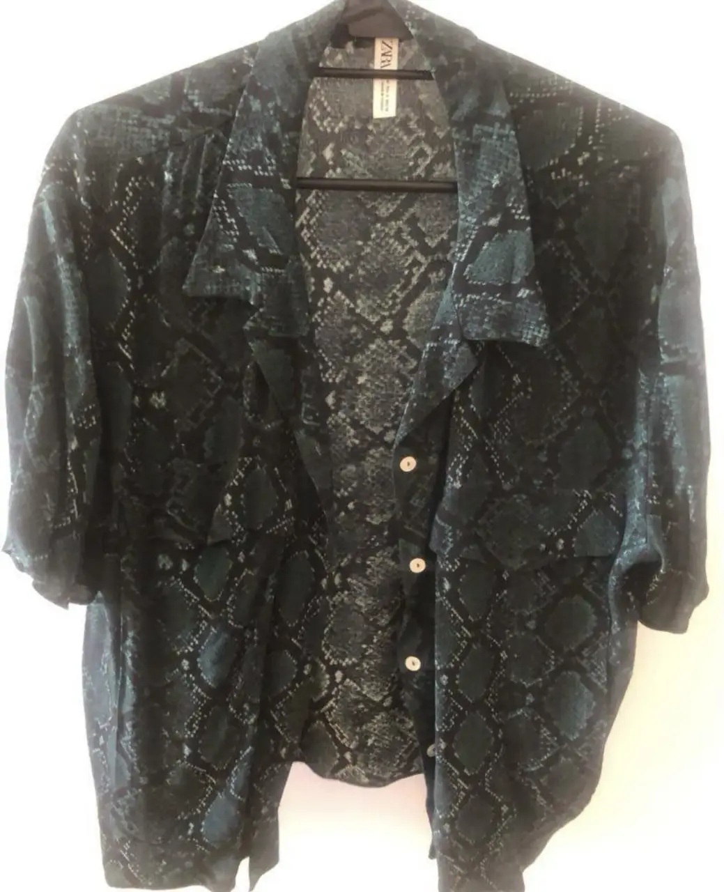 Camisa estampada de Zara con diseño de serpiente en tonos verde oscuro y negro. Talle M amplio, puede ir para un L también. tiene dos bolsillos al frente. 
