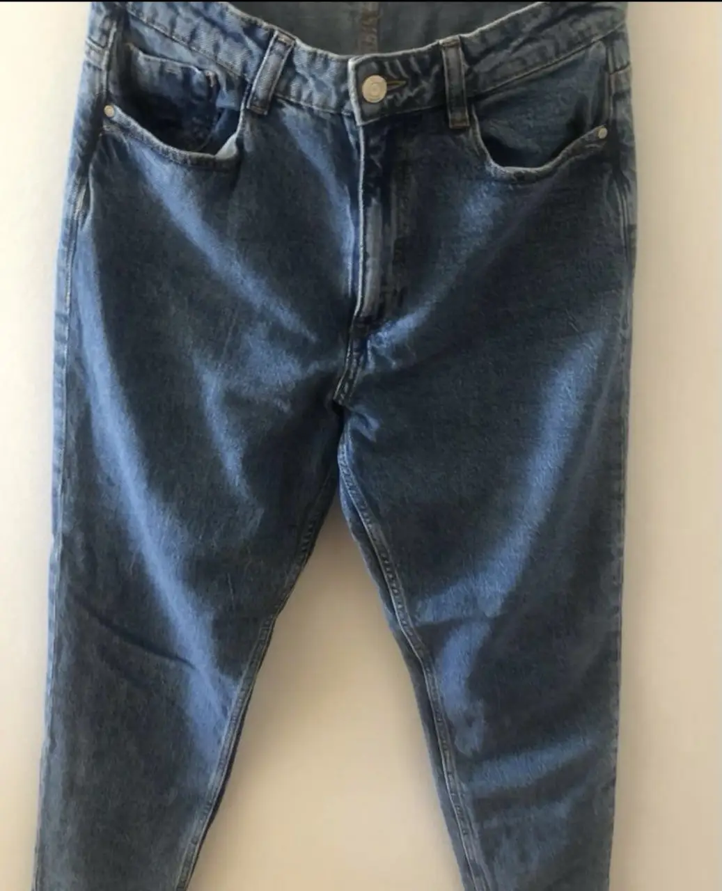 Jeans modelo mom, tiro alto, color azul. Marca Zara, talle 38 EUR, 6 USA, 28 MEX. NO es elastizado