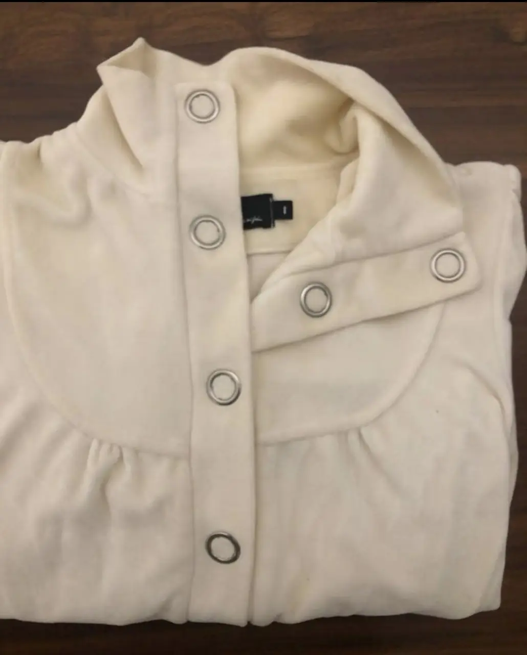 Campera cardigan de mujer, color blanco, con cuello alto y botones plateados. Marca Estancias Chiripa, talle 1.