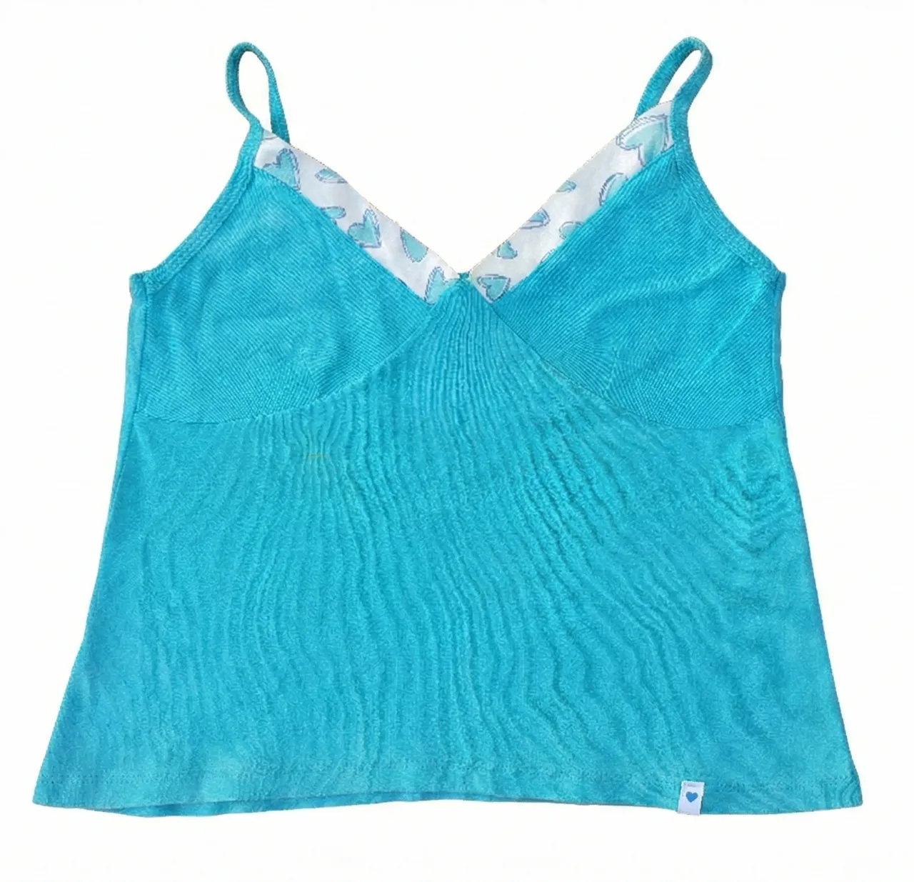 Top de tirantes finos en color azul vibrante, con un delicado detalle de corazones blancos y celestes en el escote. Ideal para un look fresco y juvenil.

detalles en la segunda foto