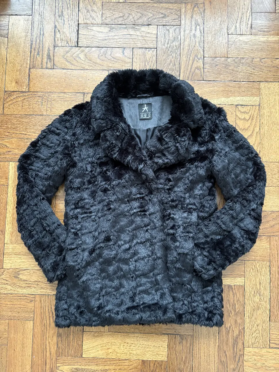 Tapado negro de piel sintética con cuello grande y solapas. Ideal para un look elegante y abrigado en invierno. Talle 8 UK/36 EUR/4 USA. Esta en excelente estado y es muy suavecito! 