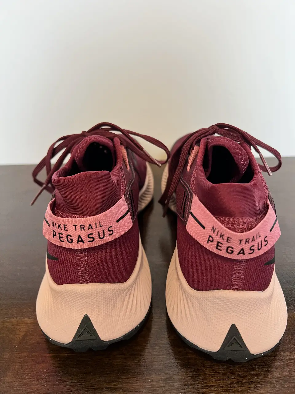 Zapatillas Nike Trail Pegasus 3, color bordó con detalles en rosa y suela negra. Talle US 8, ideales para running y trail.