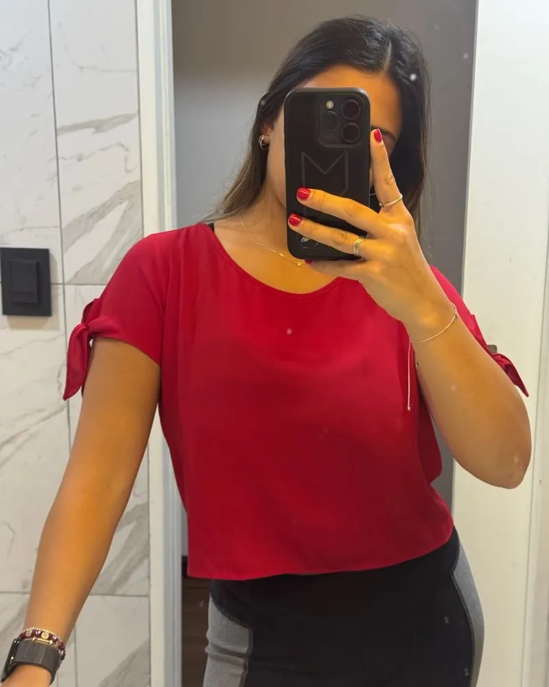 Remera roja con lazos en las mangas. Ideal para un look casual y canchero.