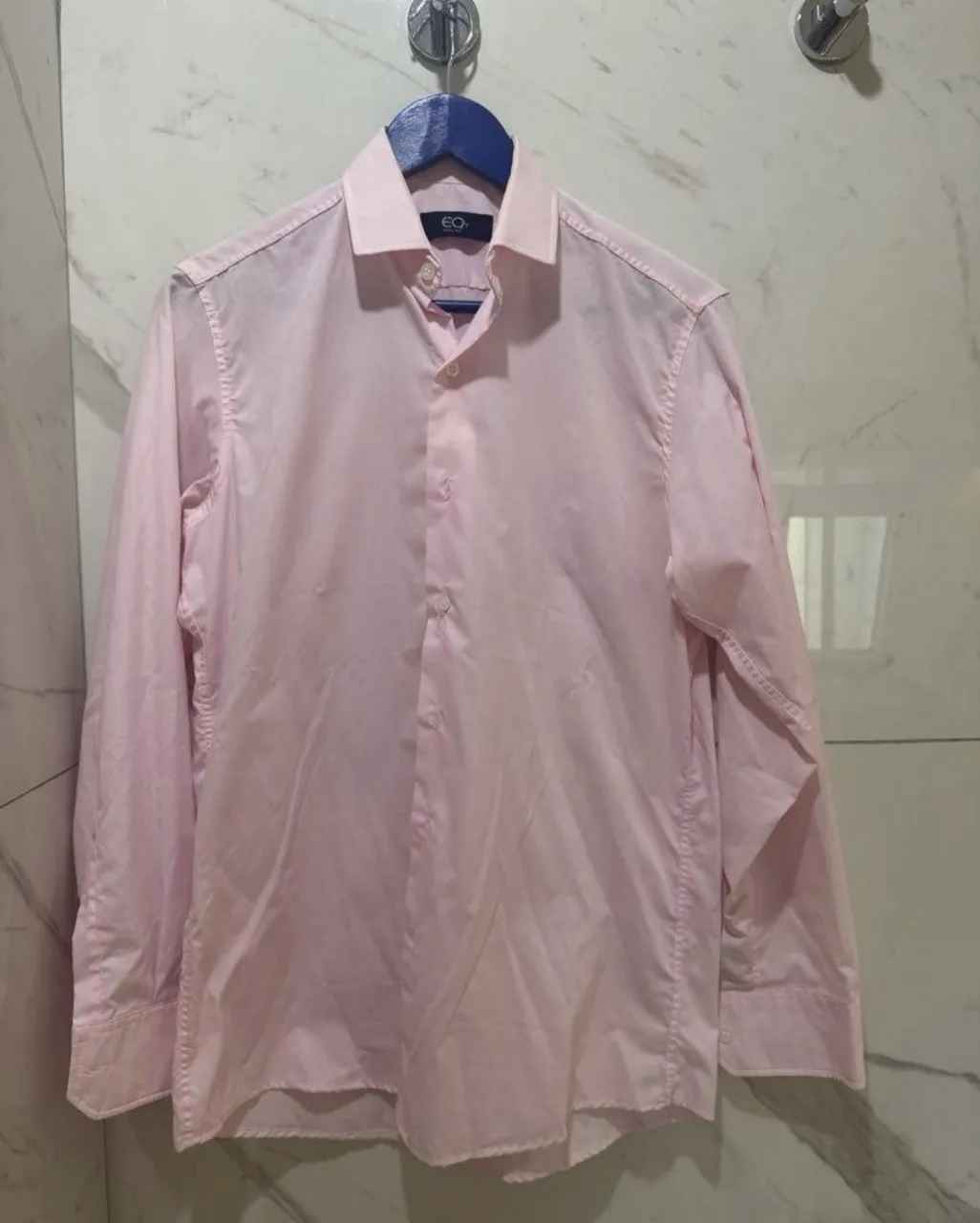 Camisa rosa de vestir, manga larga, con botones al frente. Perfecta para un look elegante y moderno.