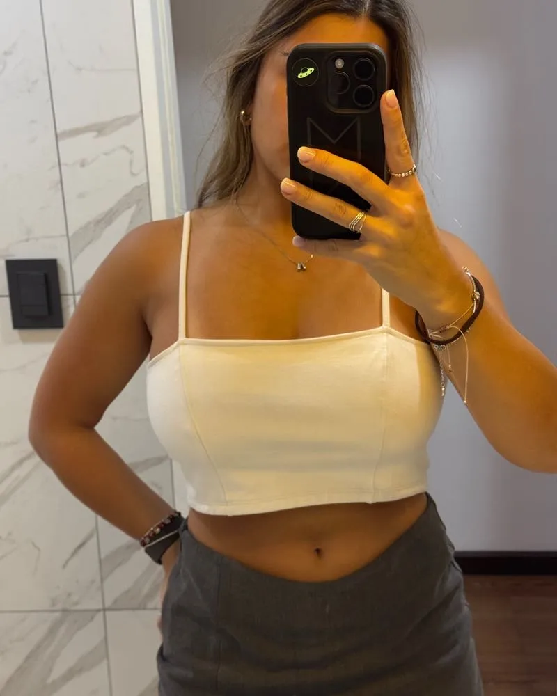 Top blanco de breteles finos y escote cuadrado.