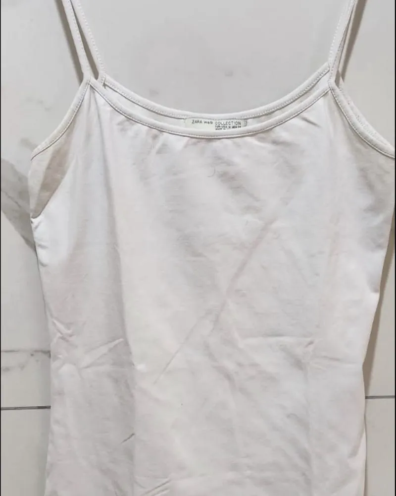 Musculosa blanca de Zara Woman Collection.