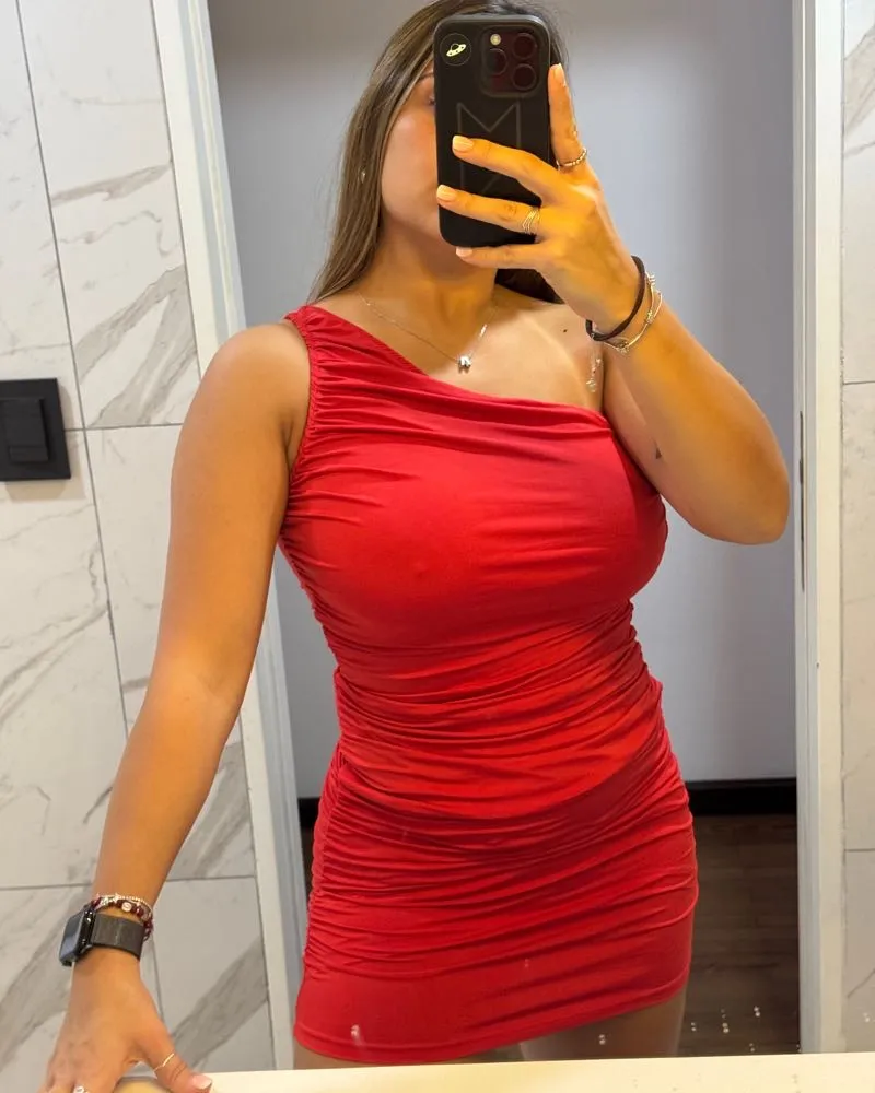 Vestido rojo de un solo hombro con fruncido en toda la prenda.