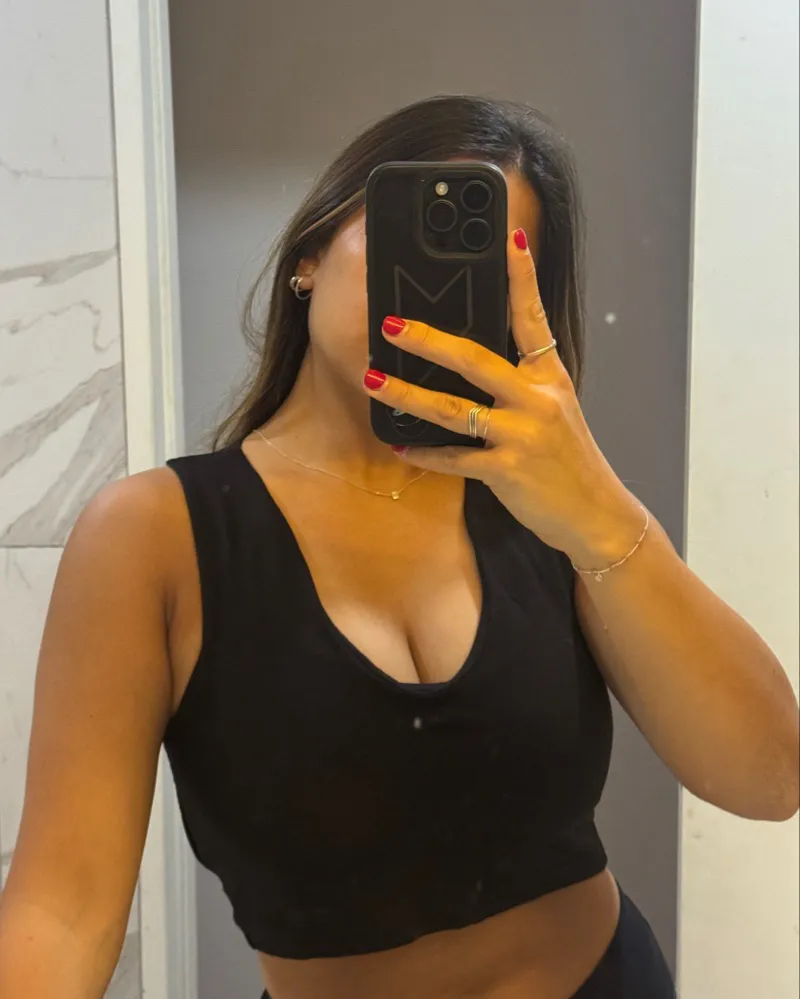 Top negro escote en V, ideal para un look canchero y moderno. Perfecto para combinar con jeans o shorts.