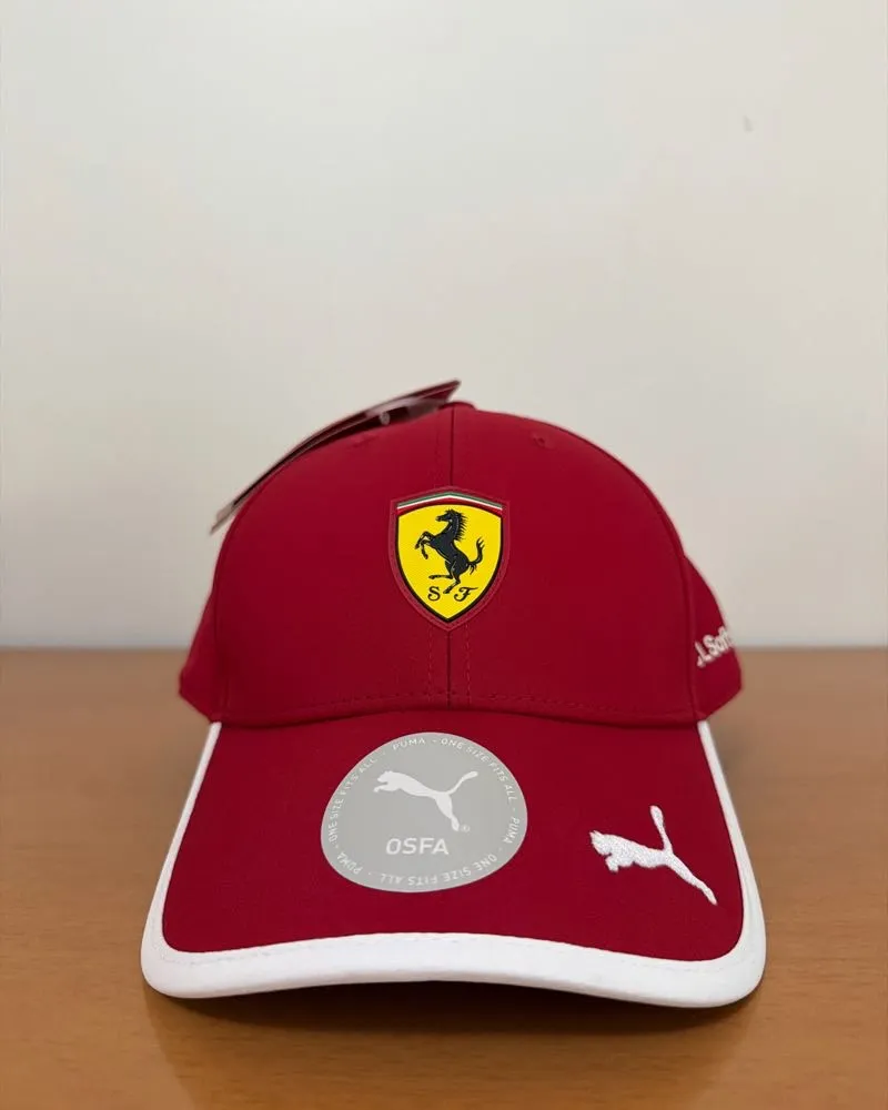 Gorra roja de Ferrari y Puma, ideal para fanáticos del automovilismo. Con logo de Ferrari y Puma bordado, y detalles de HCL Software. Perfecta para un look casual y deportivo.