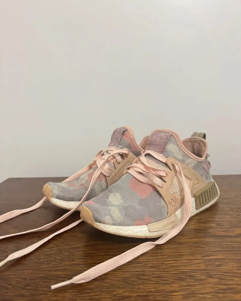 Zapatillas deportivas Adidas, con un diseño camuflado en tonos pastel y cordones rosas. Ideales para un look urbano y canchero.