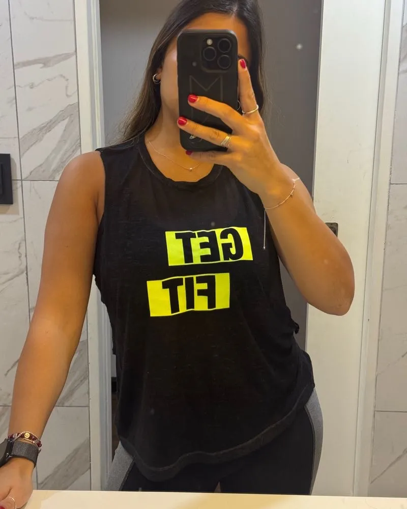 Musculosa negra con estampa "GET FIT" en amarillo flúo. Ideal para entrenar o para un look casual y deportivo.