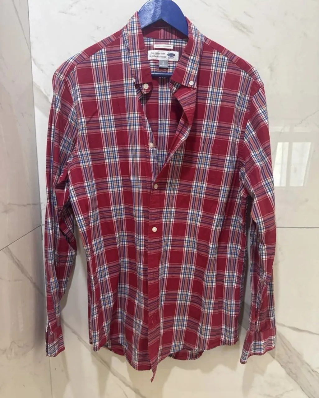 Camisa a cuadros roja, manga larga, con botones. Ideal para un look casual y cómodo.